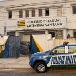 Imagem viatura da Policia Militar em frente o Colégio Estadual Antesina Santana