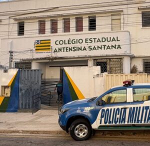 Imagem viatura da Policia Militar em frente o Colégio Estadual Antesina Santana