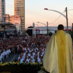 Imagem celebração de Corpus Christi, Padre fala para praça lotada de fieis