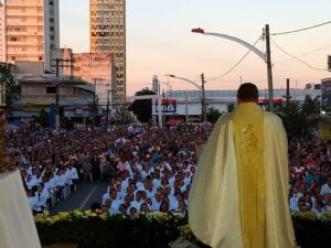 Imagem celebração de Corpus Christi, Padre fala para praça lotada de fieis