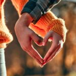 Imagem casal fazendo coração com as mãos