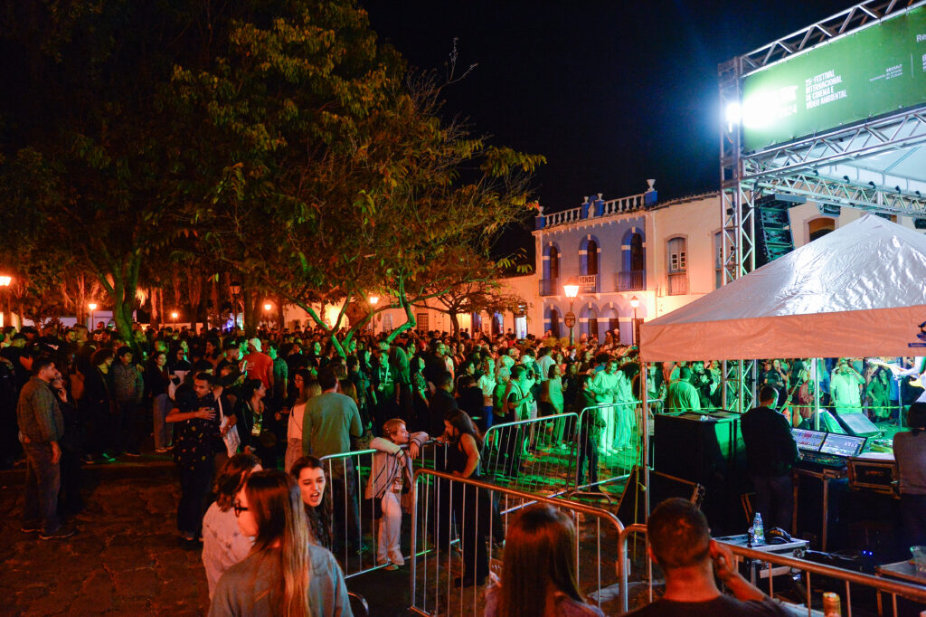 Imagem pessoas no Festival de Cinema e Vídeo Ambiental - FICA