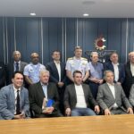 Imagem pessoas pousando para foto em reunião do COMDEFESA na ACIA