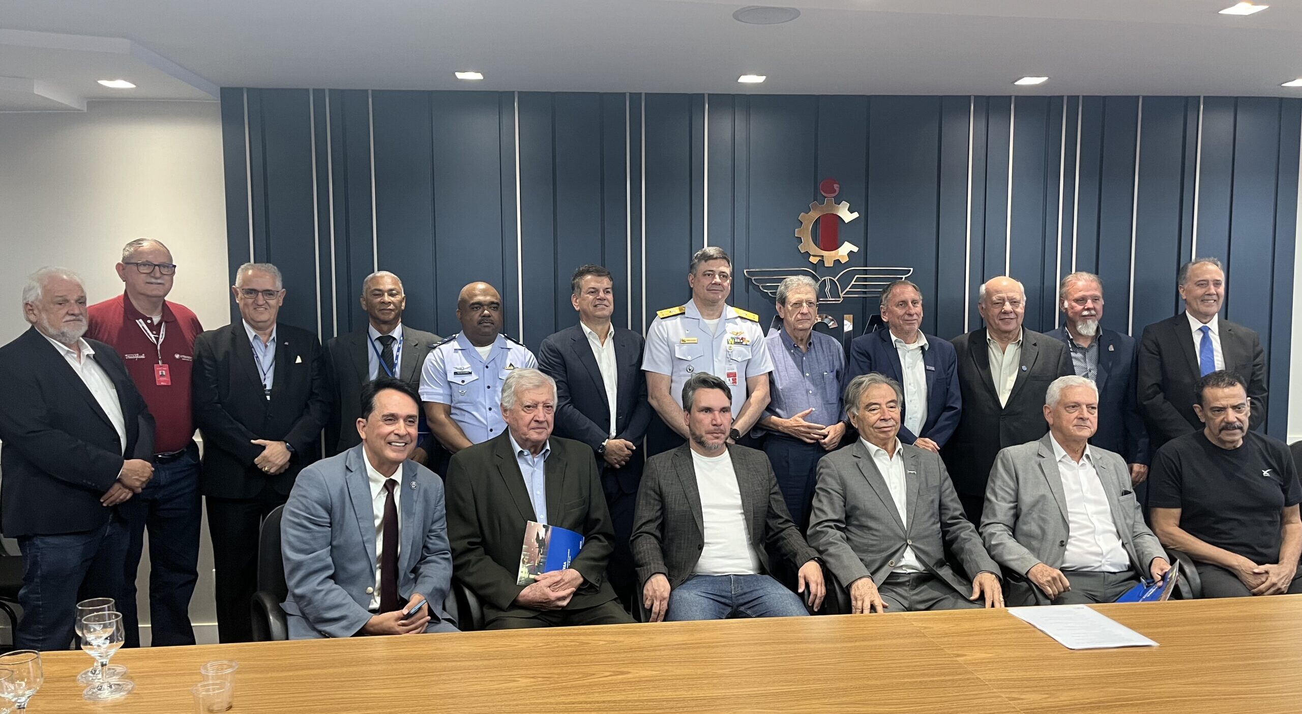 Imagem pessoas pousando para foto em reunião do COMDEFESA na ACIA