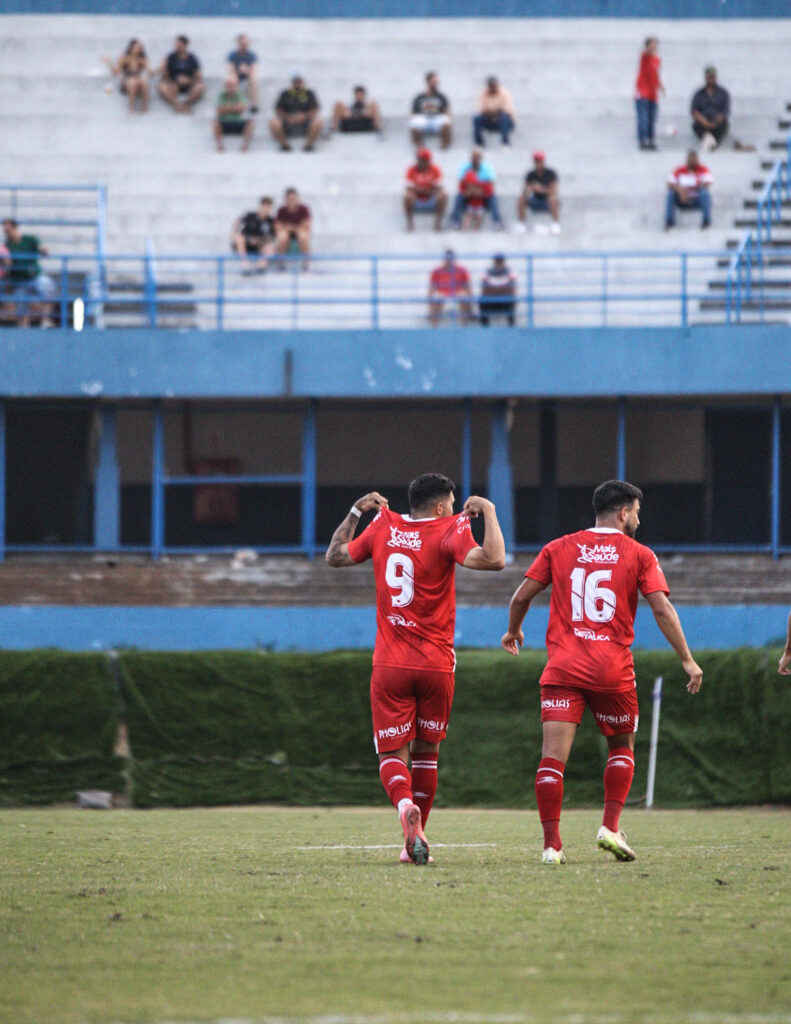 Imagem Iure Tanque comemora o gol pela Anapolina