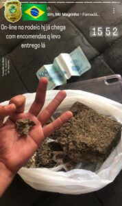 Imagem Maconha na mão e um anota de cem reais