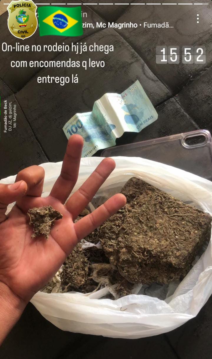 Imagem Maconha na mão e um anota de cem reais