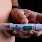 Imagem paciente aplicando injeção de Mounjaro na barriga