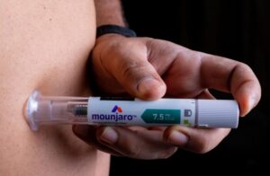 Imagem paciente aplicando injeção de Mounjaro na barriga