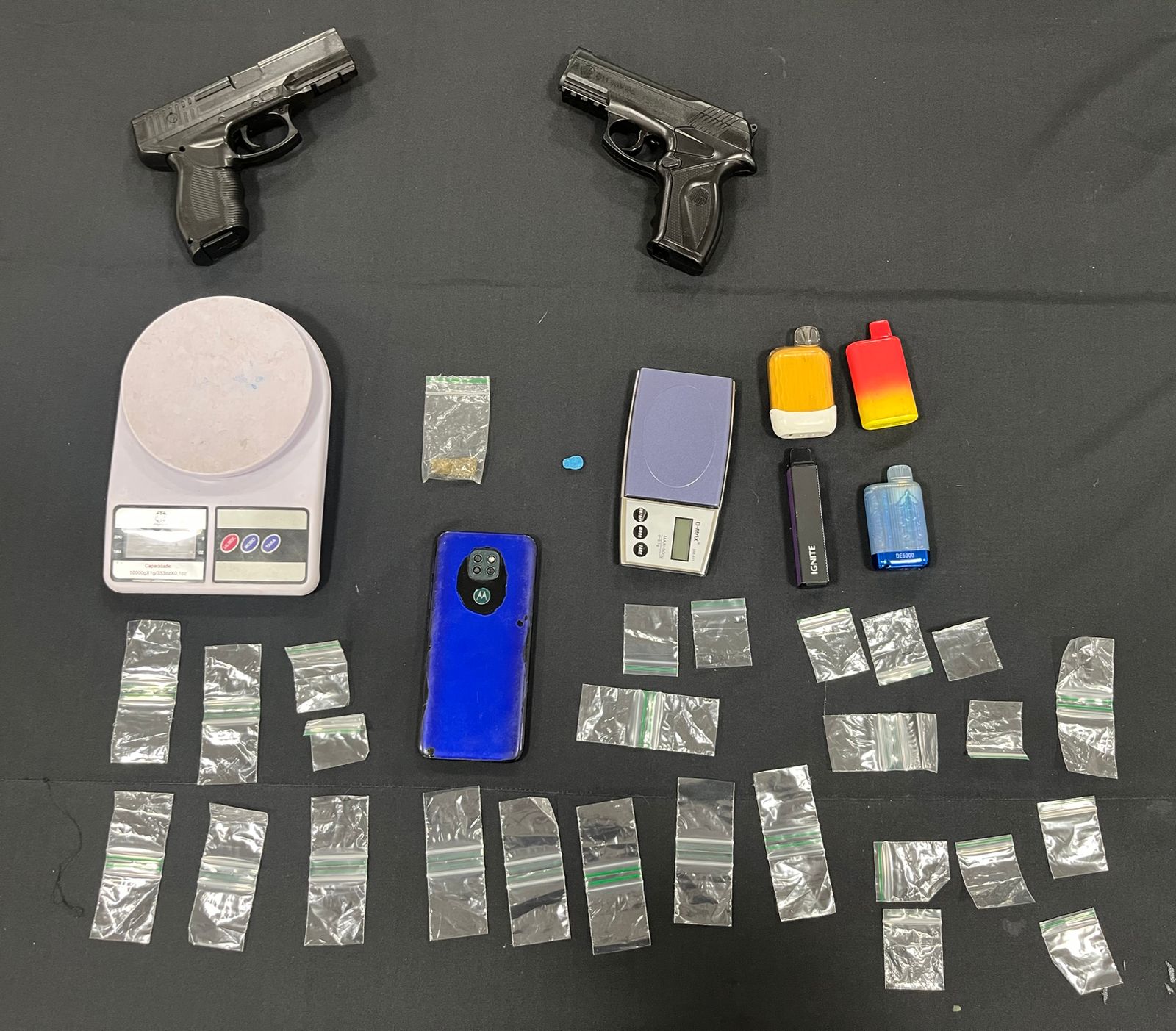 Imagem Armas aprendidas Policia, celular e balança de precisão