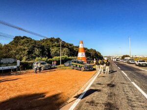 Imagem ação da Policia Rodoviária Federal, viaturas e policiais a beira da Rodovia.