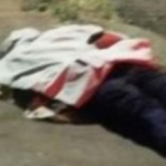 Imagem homem morto no chão coberto por lençol branco com manchas de sangue