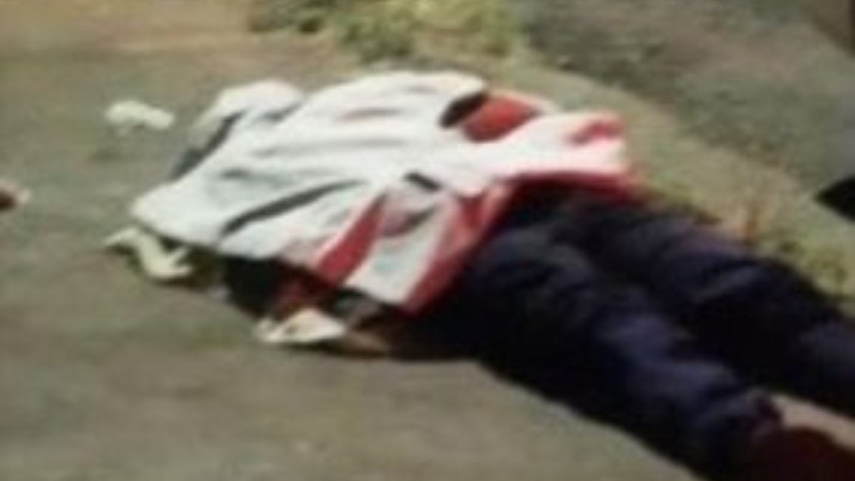 Imagem homem morto no chão coberto por lençol branco com manchas de sangue