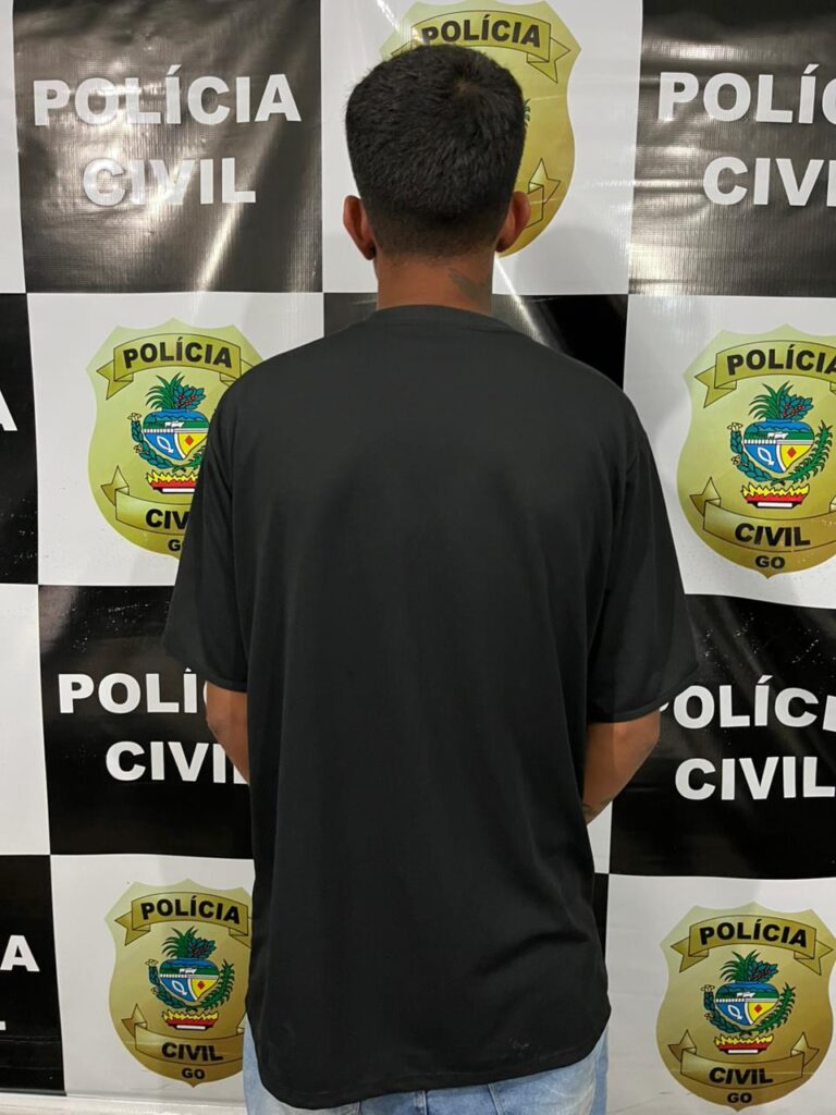 Imagem homem preso de costas com camisa preta