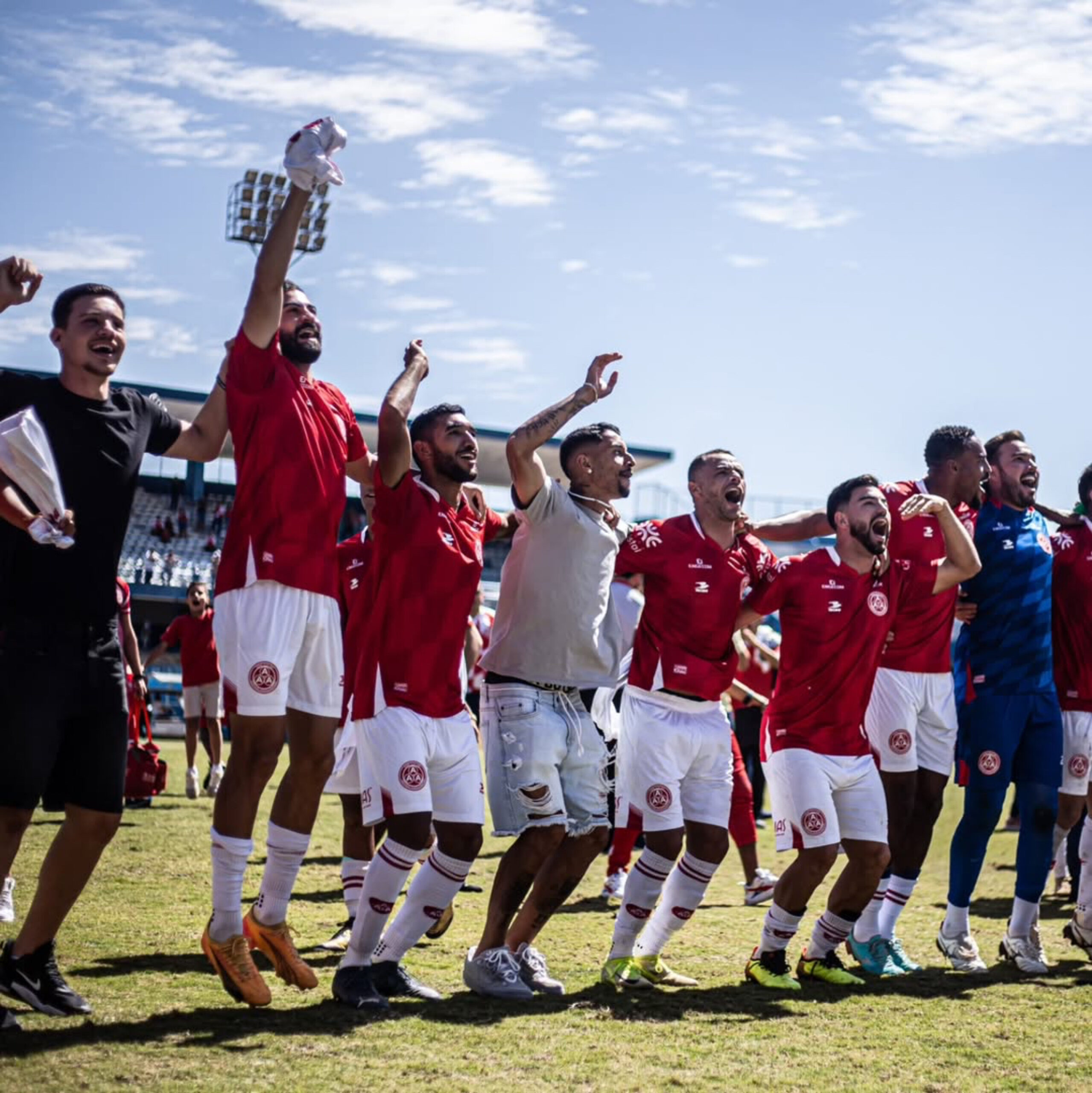 Imagem Jogadores da Anapolina comemorando vitória no gramado do Estádio Jonas Duarte