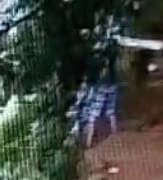 Imagem homem segurando pedaça de madeira na Praça