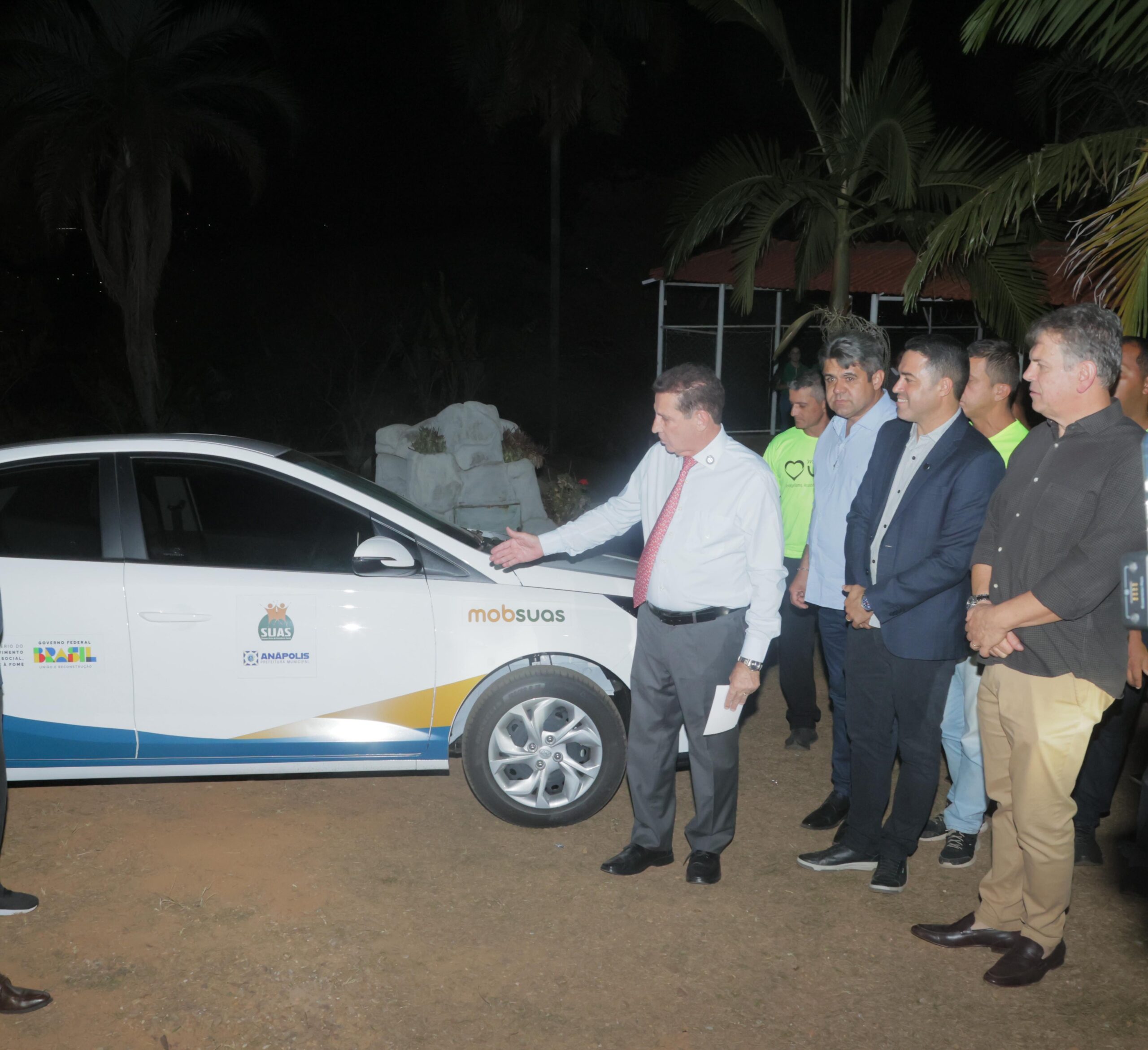 Imagem Senador Vanderlan Cardoso entregando veiculo na Missão Vida