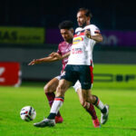 Imagem jogadores de Anápolis e Caxias disputando a bola do jogo