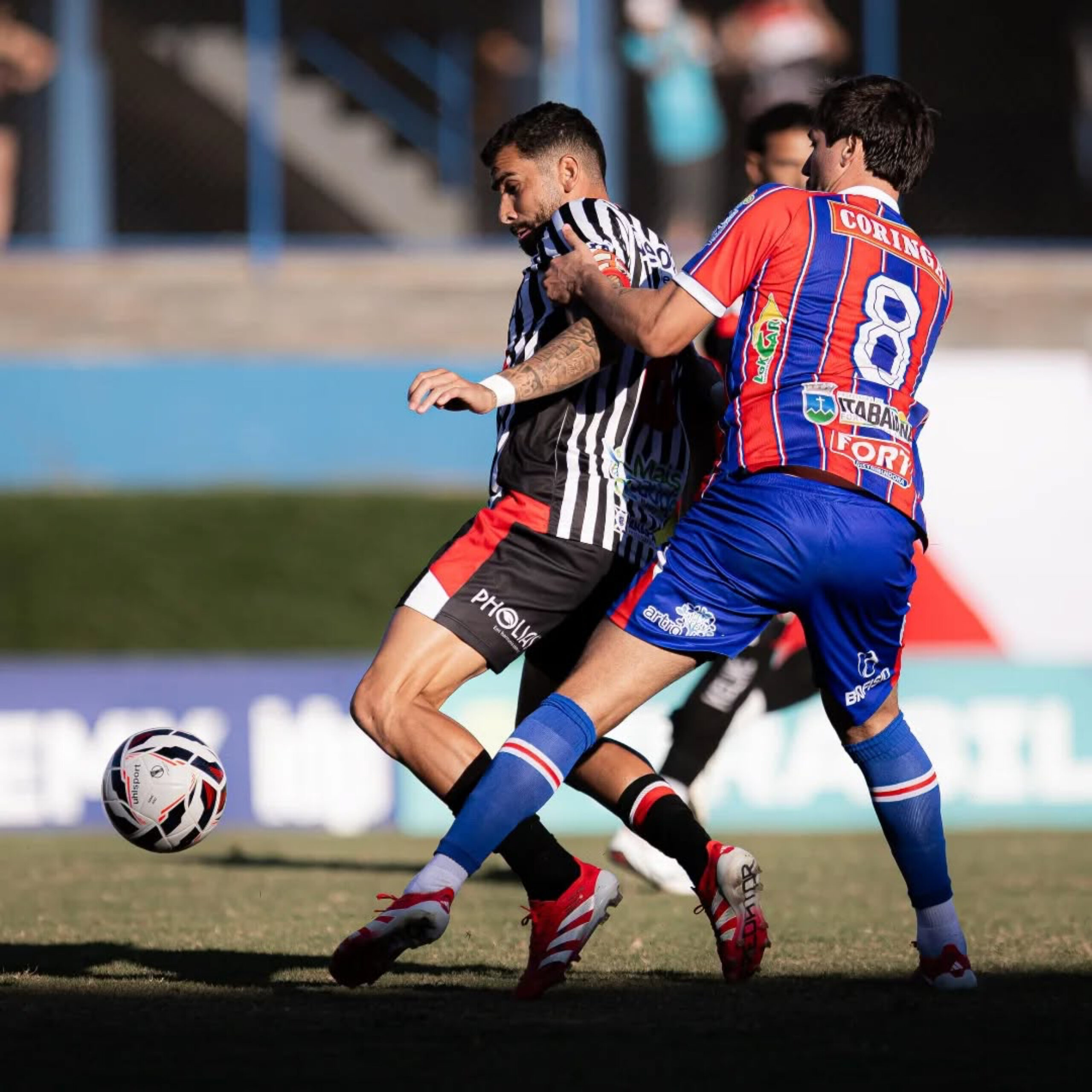 Imagem jogares de Anápolis e Itabaiana disputando a bola do jogo