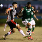 Imagem jogadores de Anápolis e Guarani disputando a bola do jogo