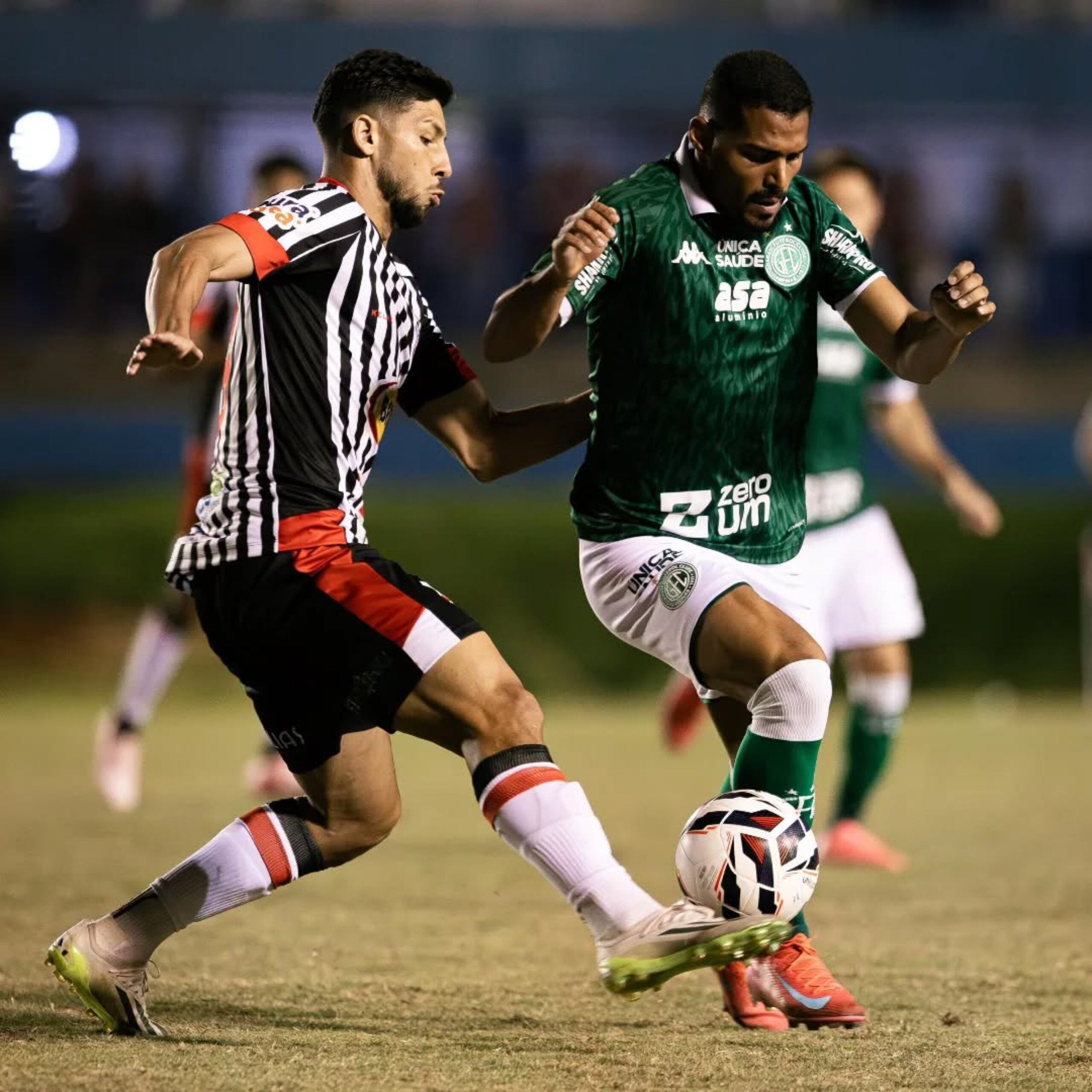 Imagem jogadores de Anápolis e Guarani disputando a bola do jogo