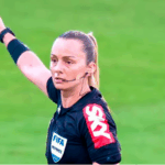 Imagem Arbitra Charly Wendy apontando marcação com a mão direita para cima