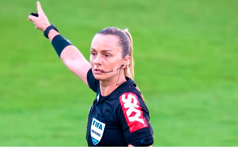 Imagem Arbitra Charly Wendy apontando marcação com a mão direita para cima