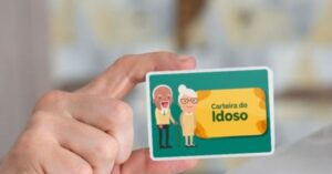 Imagem mão segurando Carteira do Idoso