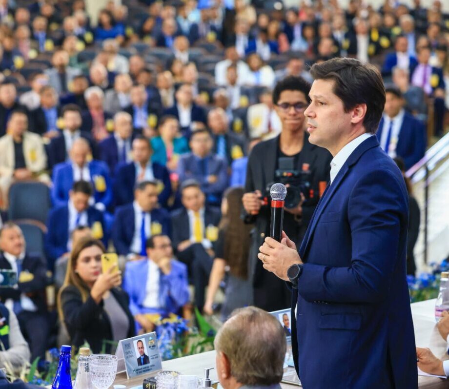 Imagem Daniel Vilela falando para grande publico, ele está segurando o microfone