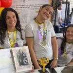 Imagem estudantes de Anápolis com medalha no peito, elas estão sorrindo