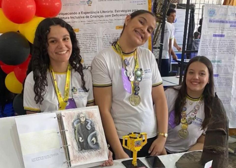 Imagem estudantes de Anápolis com medalha no peito, elas estão sorrindo