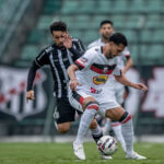 Imagem jogadores de Anápolis e Figueirense disputando a bola
