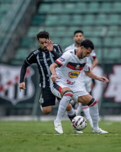Imagem jogadores de Anápolis e Figueirense disputando a bola