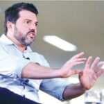 Imagem Marcio Correa gesticulando com as mãos