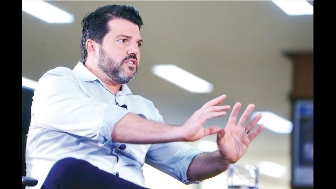 Imagem Marcio Correa gesticulando com as mãos