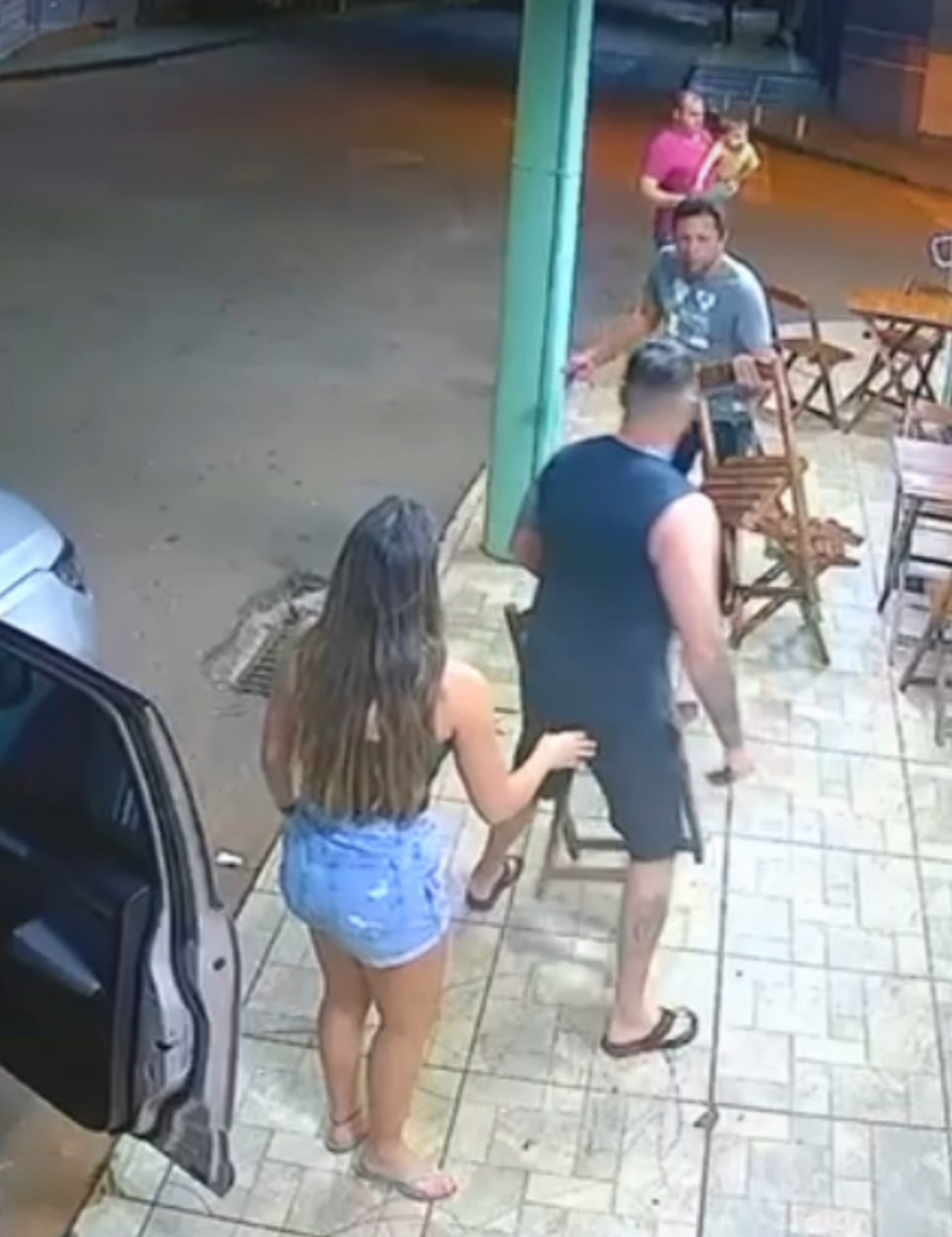 Imagem briga em frente sorveteria em Anápolis