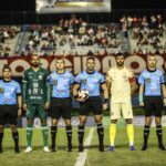 Imagem trio de arbitragem e capitães das equipes de Anapolina e Rio Verde
