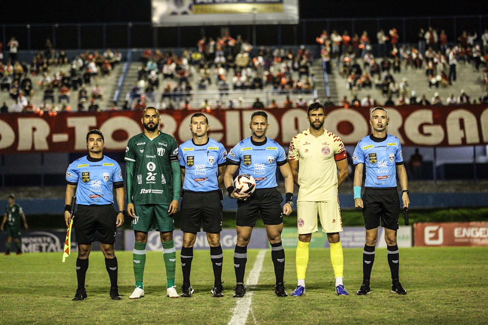Imagem trio de arbitragem e capitães das equipes de Anapolina e Rio Verde