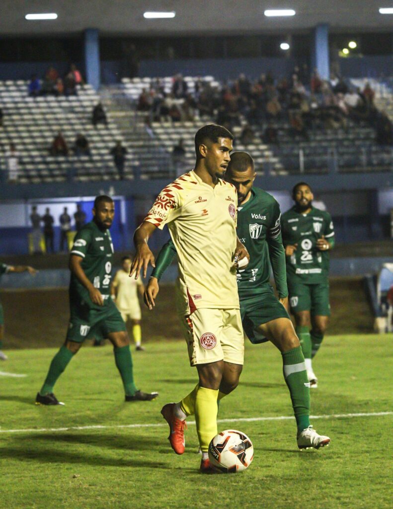 Jogadores Anapolina e Rio Verde disputam a bola no jogo.