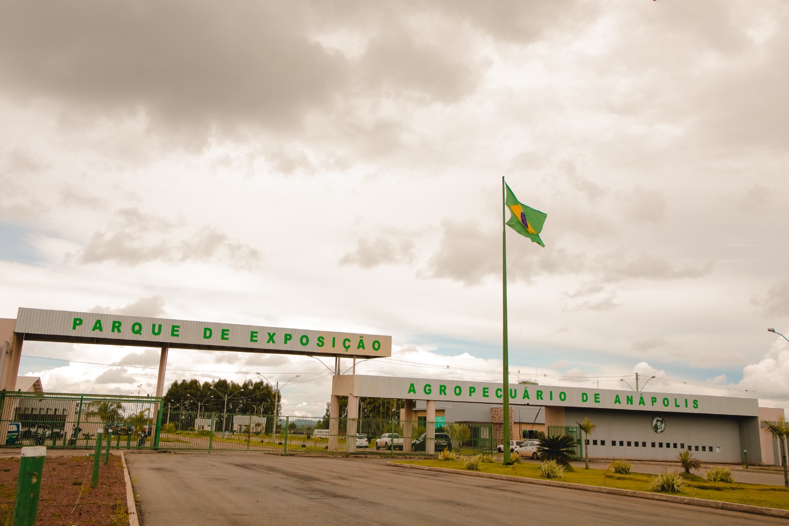 A imagem mostra a entrada do Parque de Exposição Agropecuária de Anápolis