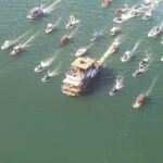 Imagem Romaria Náutica no Lago Corumbá IV em Abadiânia. Barcos estão em cortejo no lago
