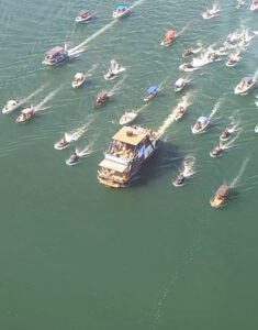 Imagem Romaria Náutica no Lago Corumbá IV em Abadiânia. Barcos estão em cortejo no lago