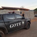 Imagem viatura do GOTE em frente uma casa