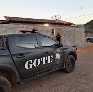 Imagem viatura do GOTE em frente uma casa
