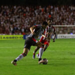 Imagem jogadores de Anápolis e Náutico, jogador de Anápolis está com a bola nos pés