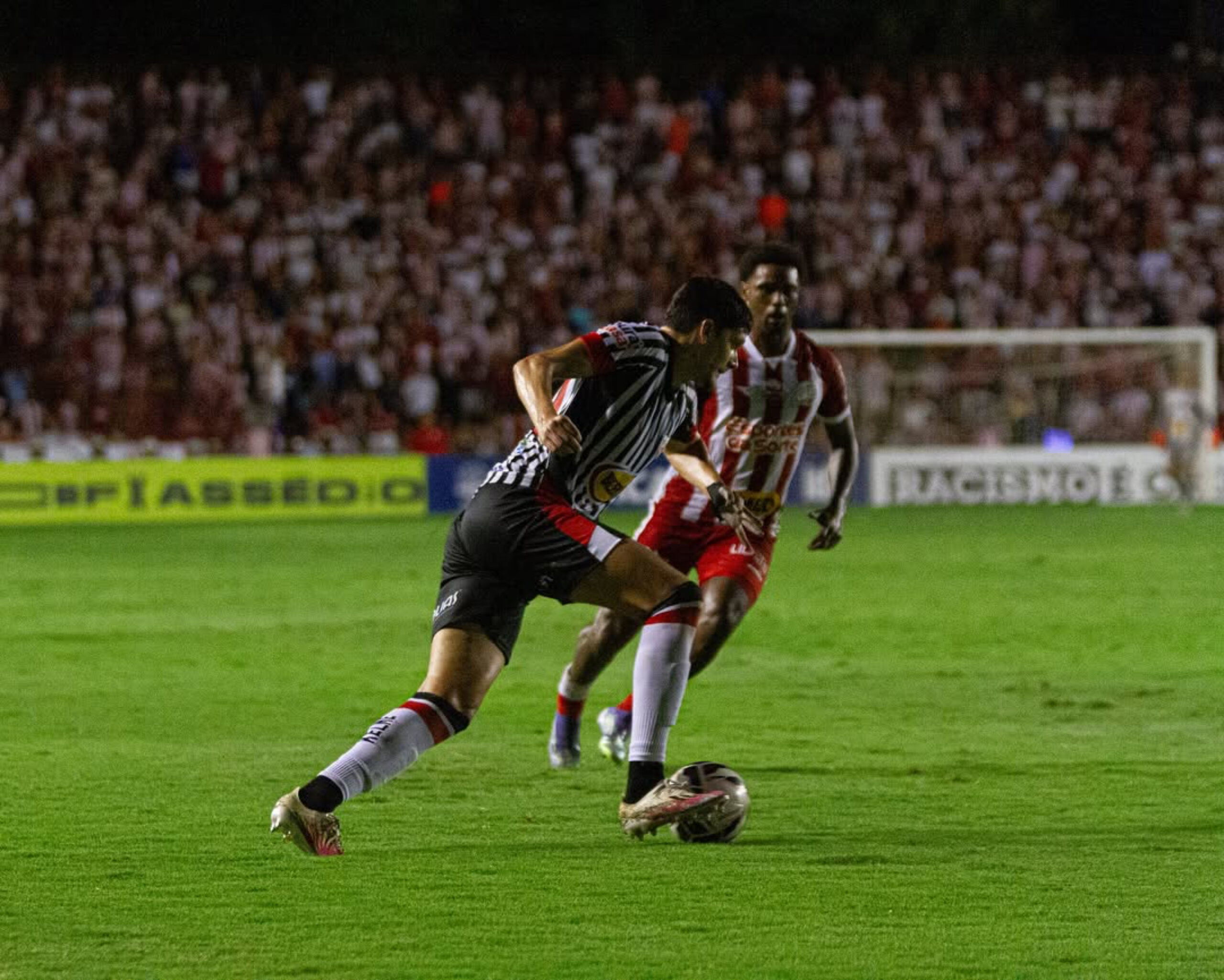 Imagem jogadores de Anápolis e Náutico, jogador de Anápolis está com a bola nos pés