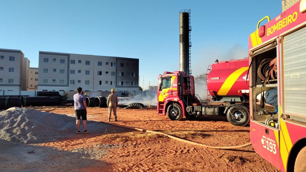 Imagem Corpo de Bombeiros em incêndio , caminhão e um bombeiro no local
