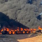 Imagem Tubos pegando fogo, uma grande fumaça preta
