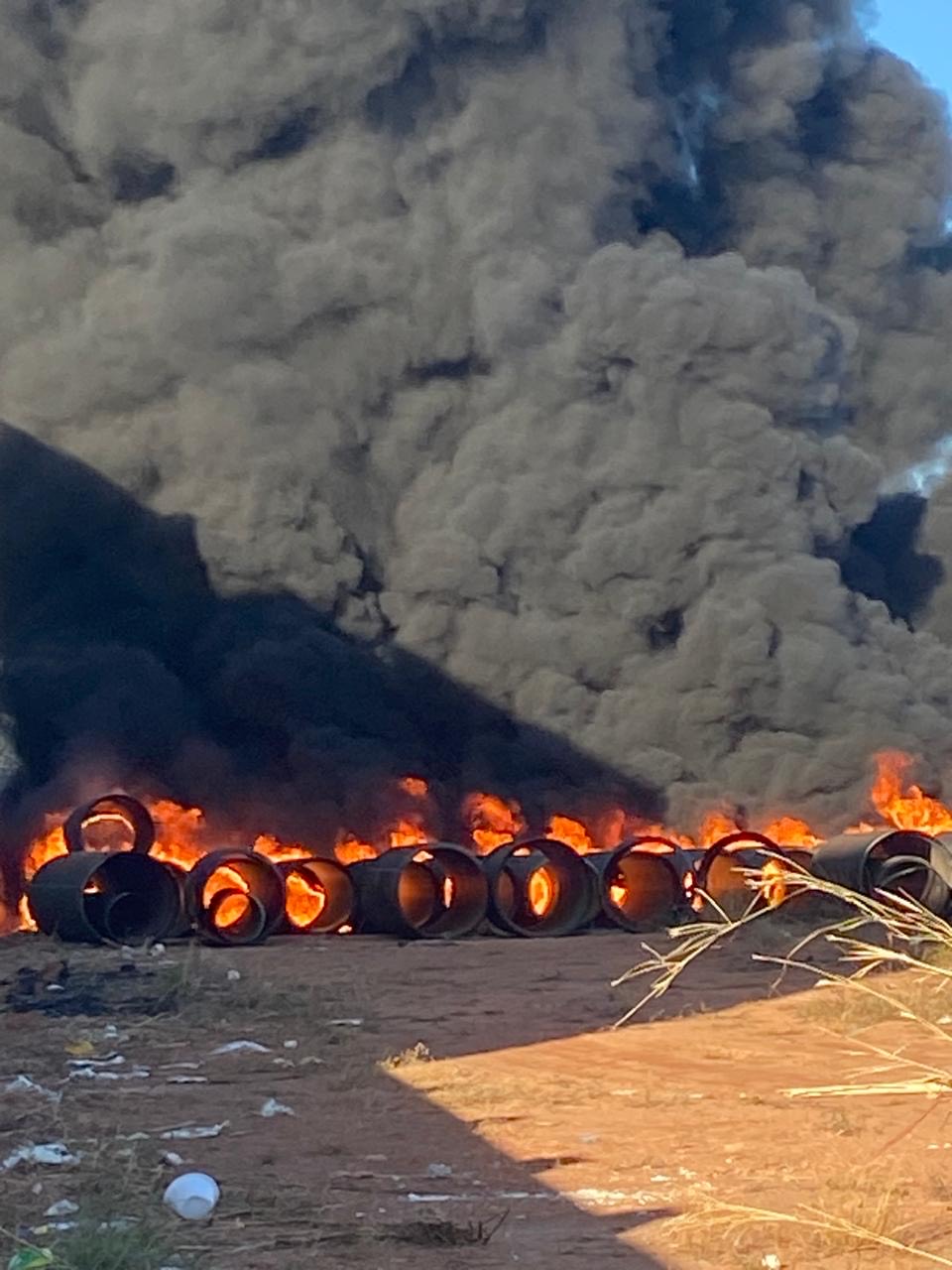 Imagem Tubos pegando fogo, uma grande fumaça preta