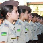 Imagem Alunos Colégio Militar Goiás, eles estão vestidos com uniforme do CPMG